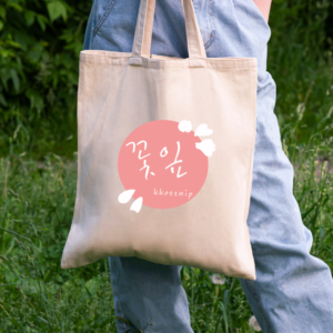 Personne tenant un tote bag avec le logo Kkottnip rose